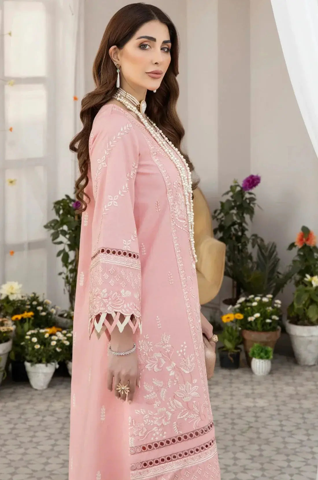 Mohagni | Muntazir Luxury Lawn 24 | AM-07 - Pakistani Designer Dress - by Mohagni | Type: Luxury - 100% Original at Saira Sultan