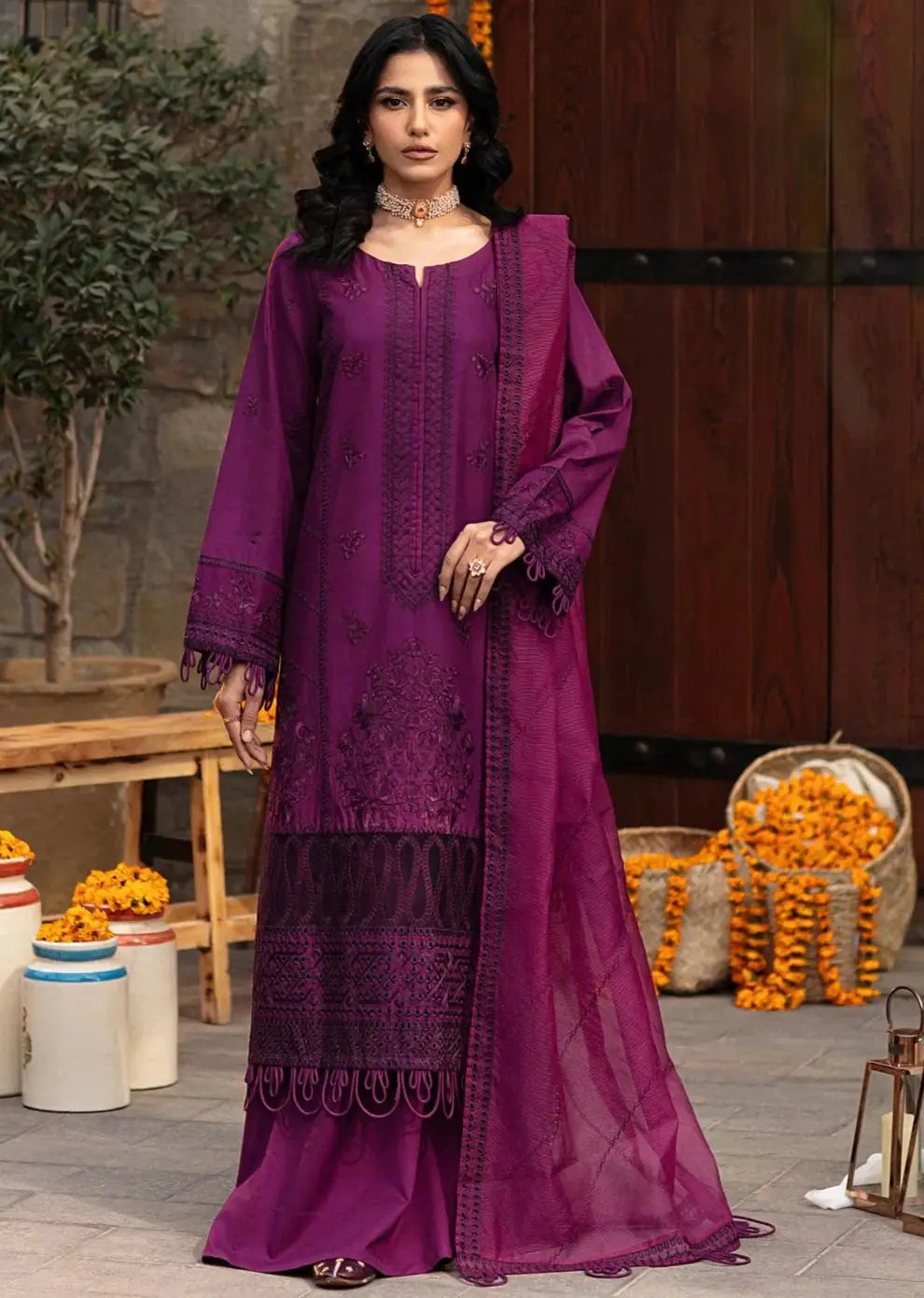 Mohagni | Muntazir Luxury Lawn 24 | CM-02 - Pakistani Designer Dress - by Mohagni | Type: Luxury - 100% Original at Saira Sultan