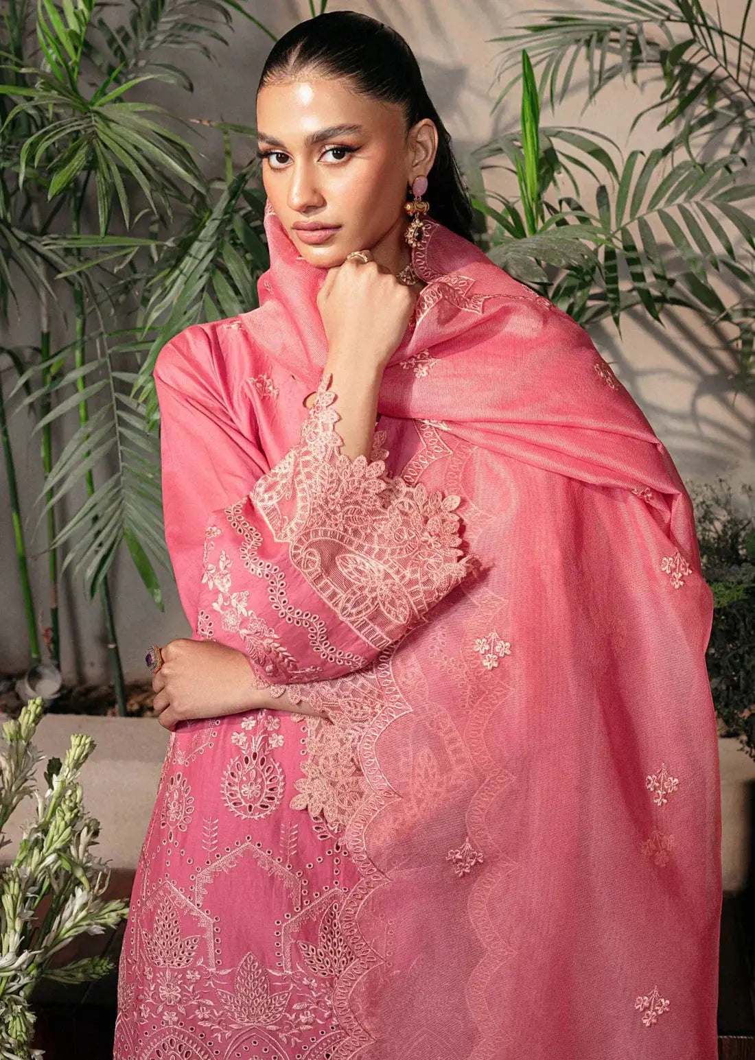 Mohagni | Muntazir Luxury Lawn 24 | CM-08 - Pakistani Designer Dress - by Mohagni | Type: Luxury - 100% Original at Saira Sultan