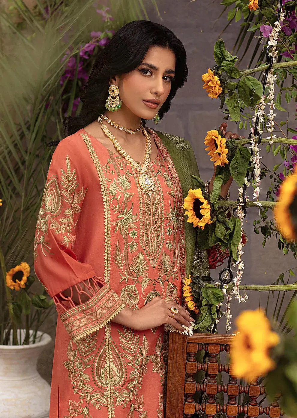 Mohagni | Muntazir Luxury Lawn 24 | CM-09 - Pakistani Designer Dress - by Mohagni | Type: Luxury - 100% Original at Saira Sultan