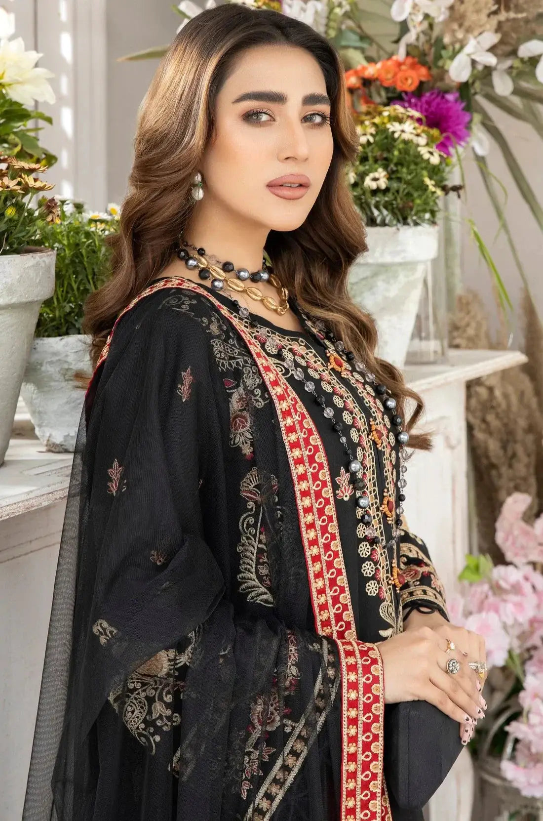 Mohagni | Muntazir Luxury Lawn 24 | AM-05 - Pakistani Designer Dress - by Mohagni | Type: Luxury - 100% Original at Saira Sultan