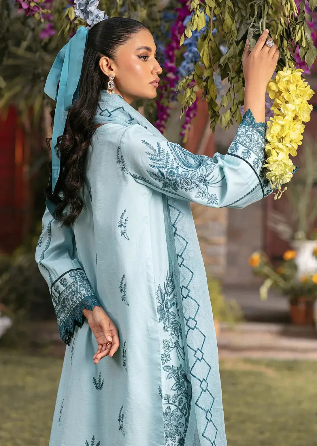Mohagni | Muntazir Luxury Lawn 24 | CM-10 - Pakistani Designer Dress - by Mohagni | Type: Luxury - 100% Original at Saira Sultan