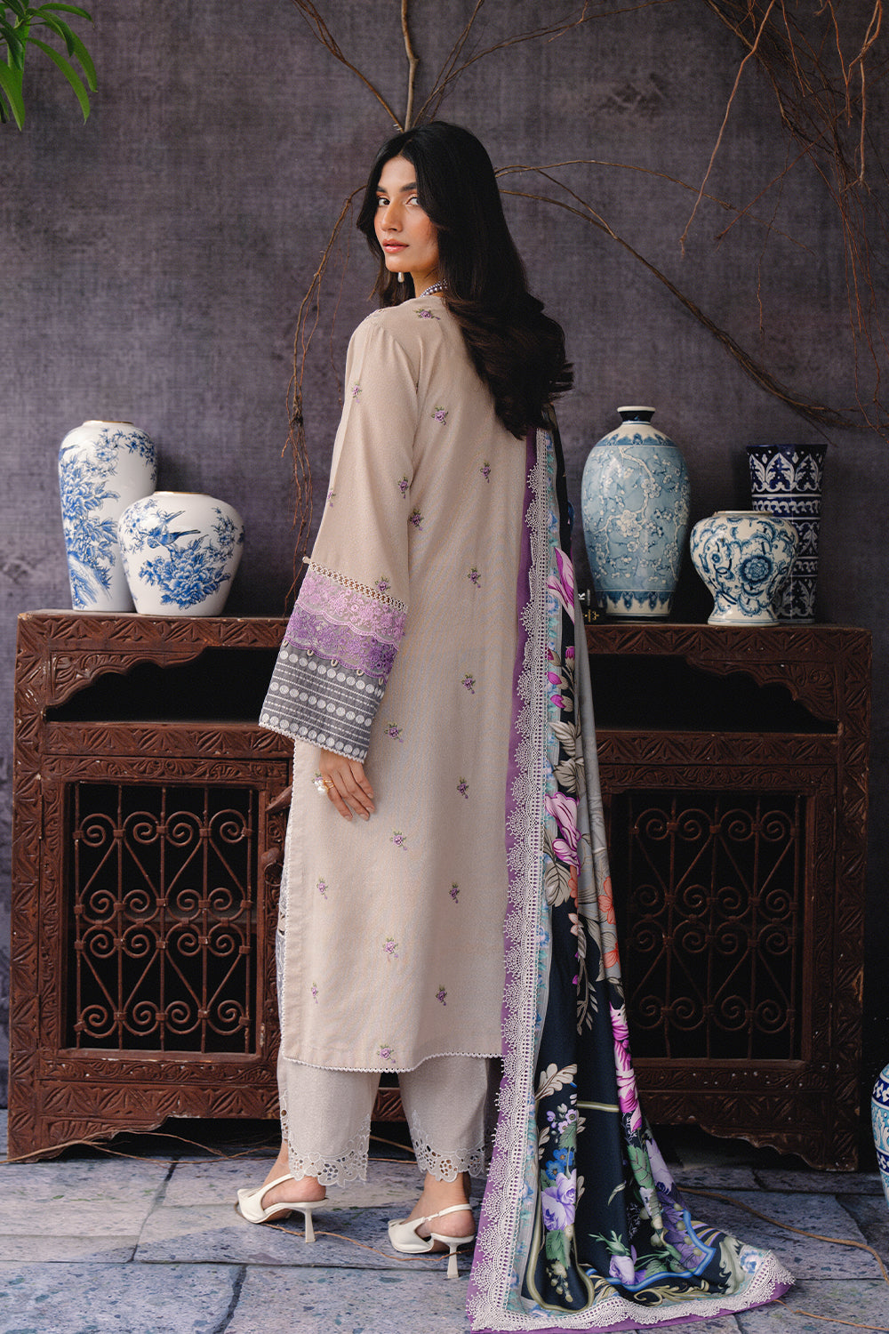 Saira Rizwan | Winter 2024 | REVE-SRW24-06 XS Gray Velvet
