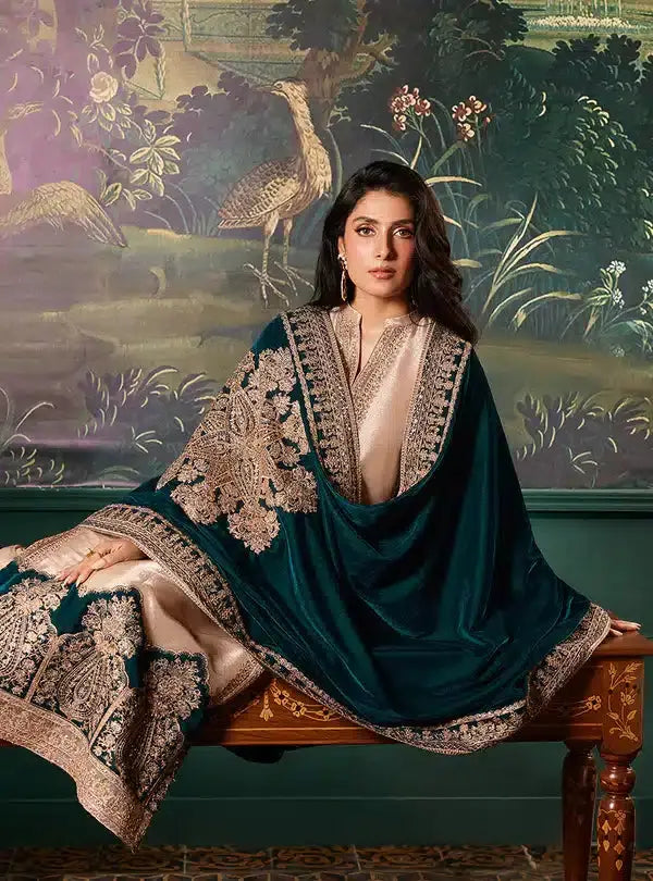 Zainab Chottani | Luxury Velvet Collection 23 | Amber - Pakistani Designer Dress - by Zainab Chottani | Type: Formal - 100% Original at Saira Sultan