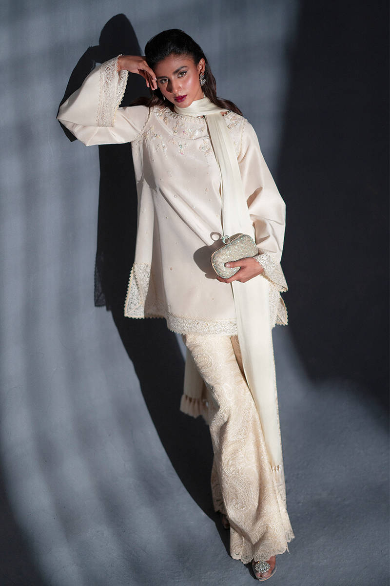 MNR | Chai Coffee Luxury Pret | Saffron Pearl M Ivory