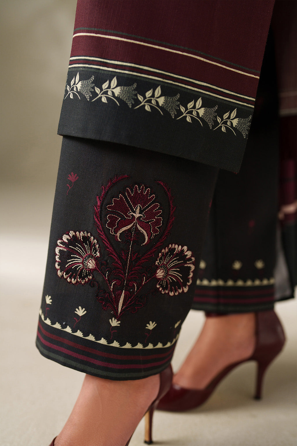 Iznik | Winter Chapter 25 | UE-570 Printed Khaddar by Iznik - Designer Dress - Type : Ladies Clothes - Available at Saira Sultan - 100% Original 