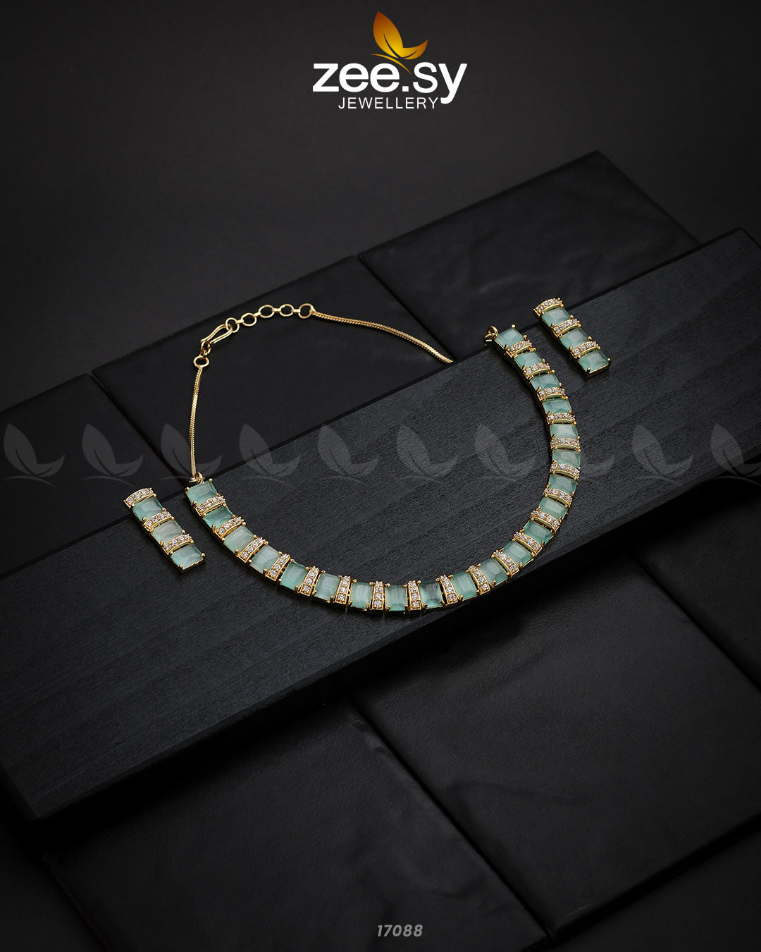 Shimmering Necklace Golden Mint Green