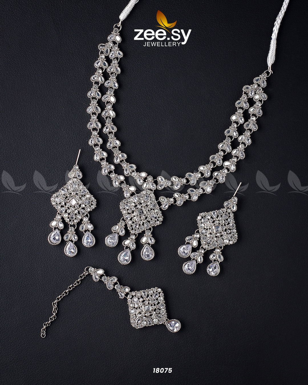 Juggan Necklace Set Silver White