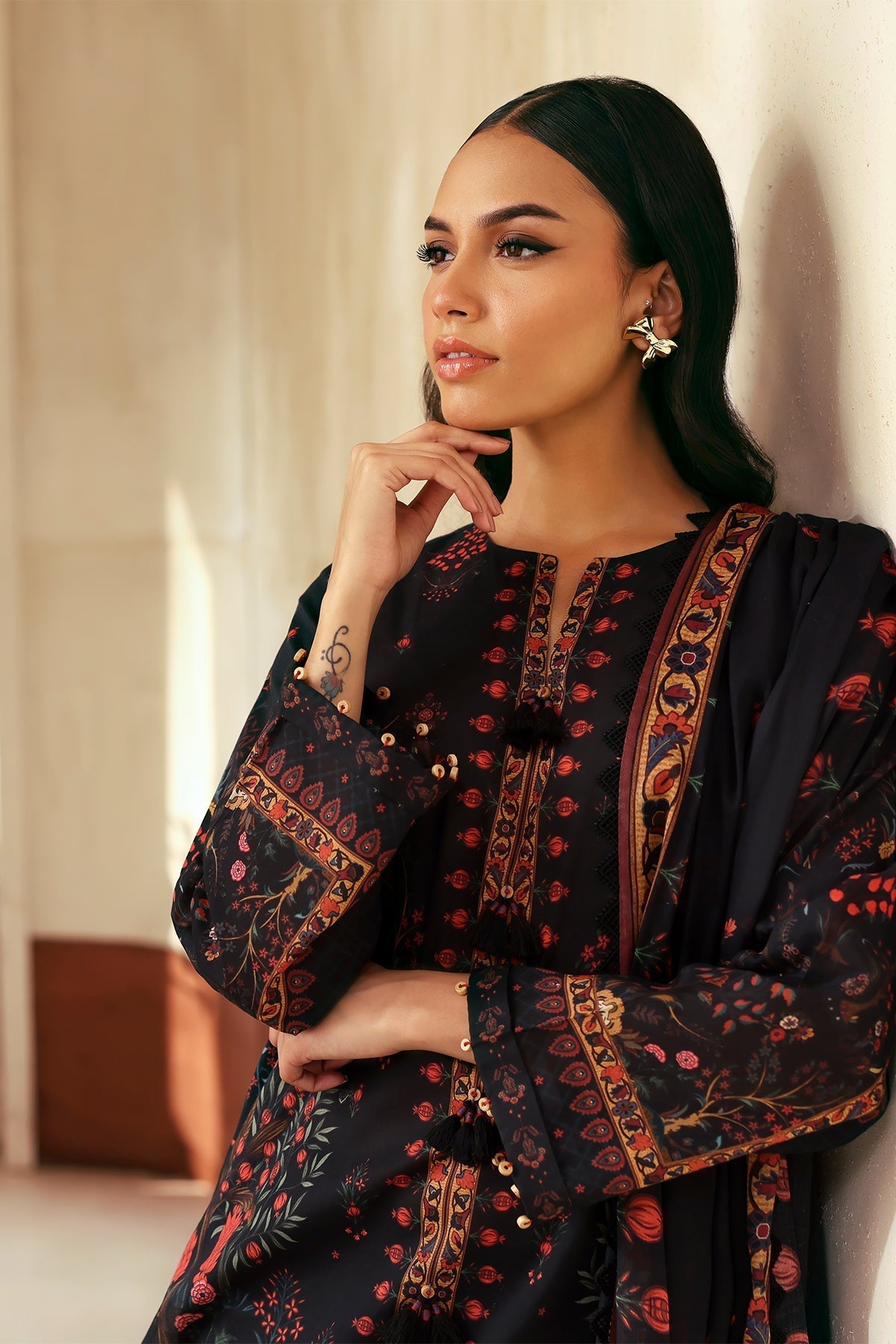 Sahar | Selene 25 | Royal Noir M Black Lawn