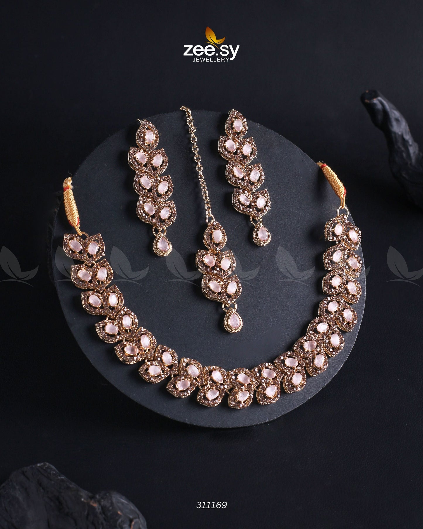 Elara Necklace Golden Mint Pink