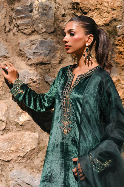 Hue Pret | Farasha Luxury Winter | Yasma M Emerald Green Pure Velvet