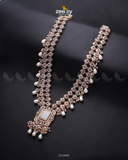 Burro's-Tail Long Malla Necklace Golden Pearl White
