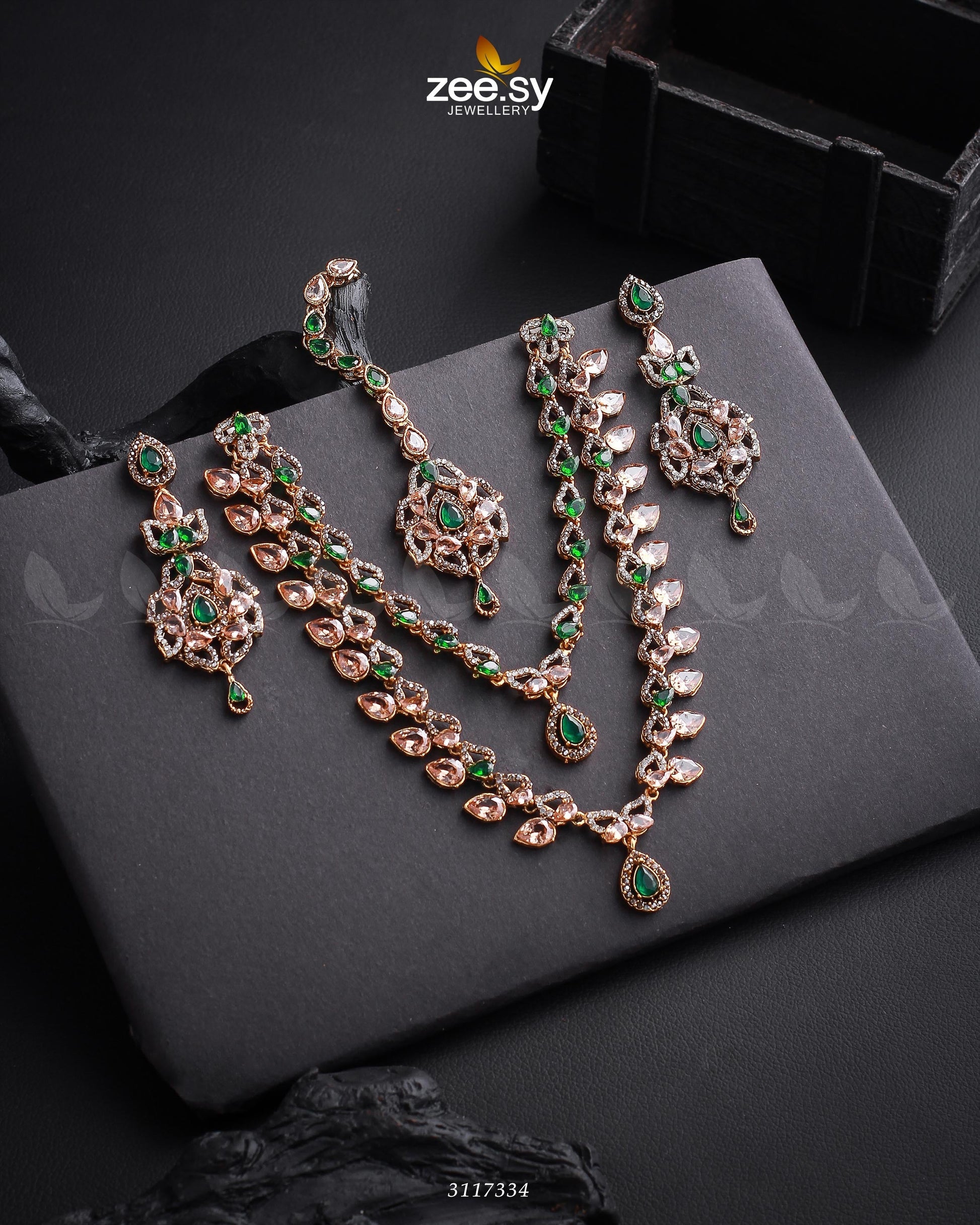 Urwa Hocane Necklace Set Golden Green