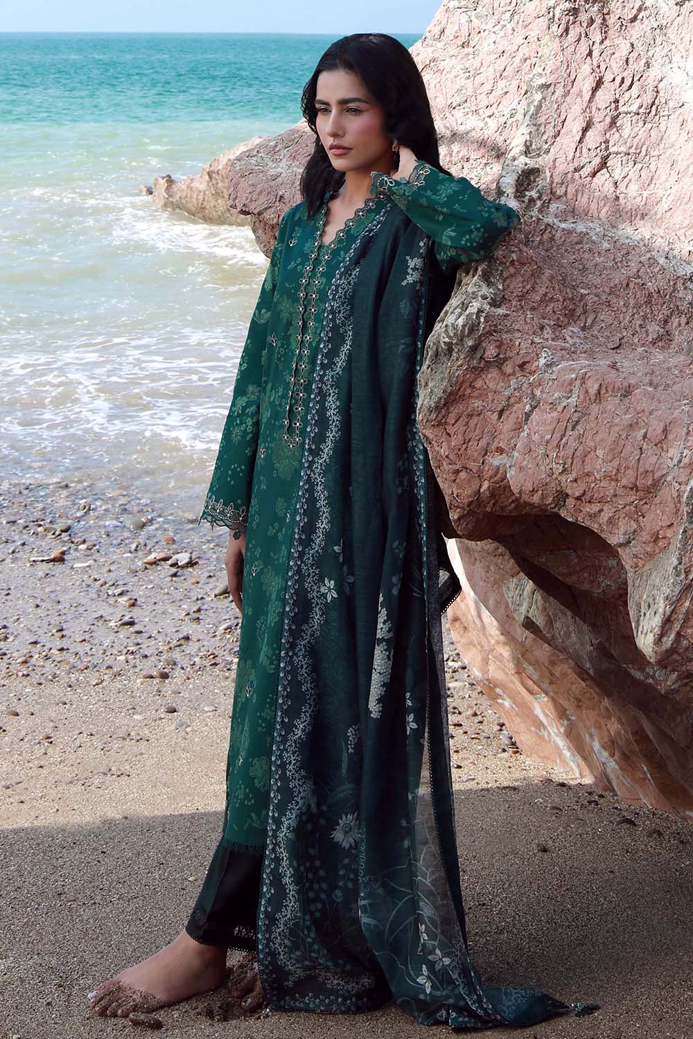 Seran | Afsanah Lawn 25 | ARZU M Bottle Green Lawn
