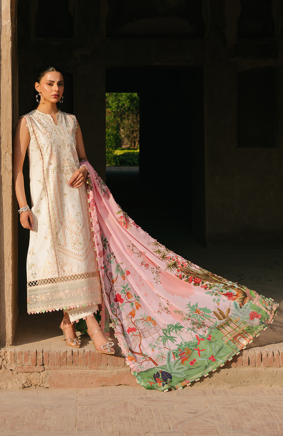 Fiona | Sarang Lawn 25 | Nevin XL Ivory Lawn