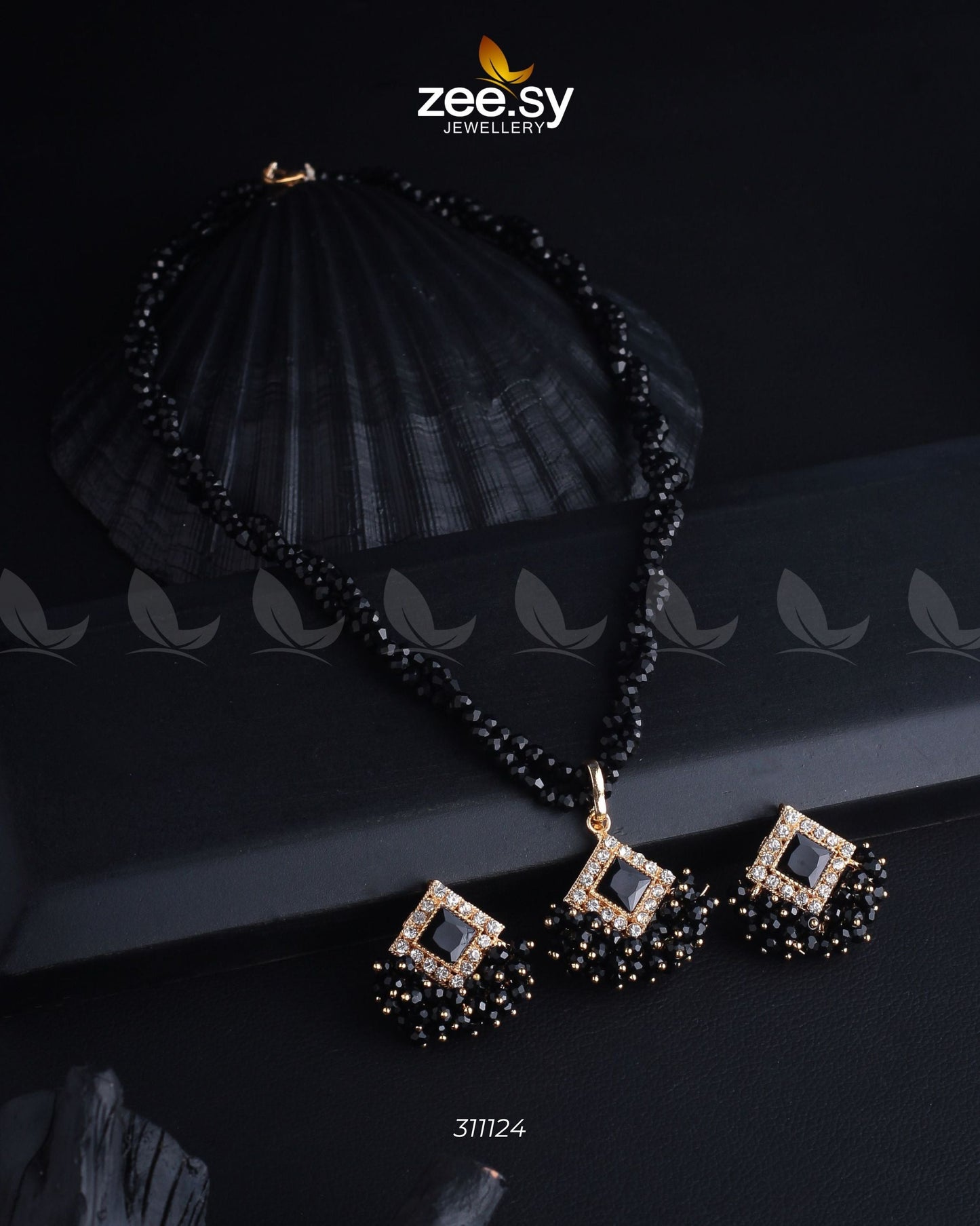 Pendant Necklace Golden Black