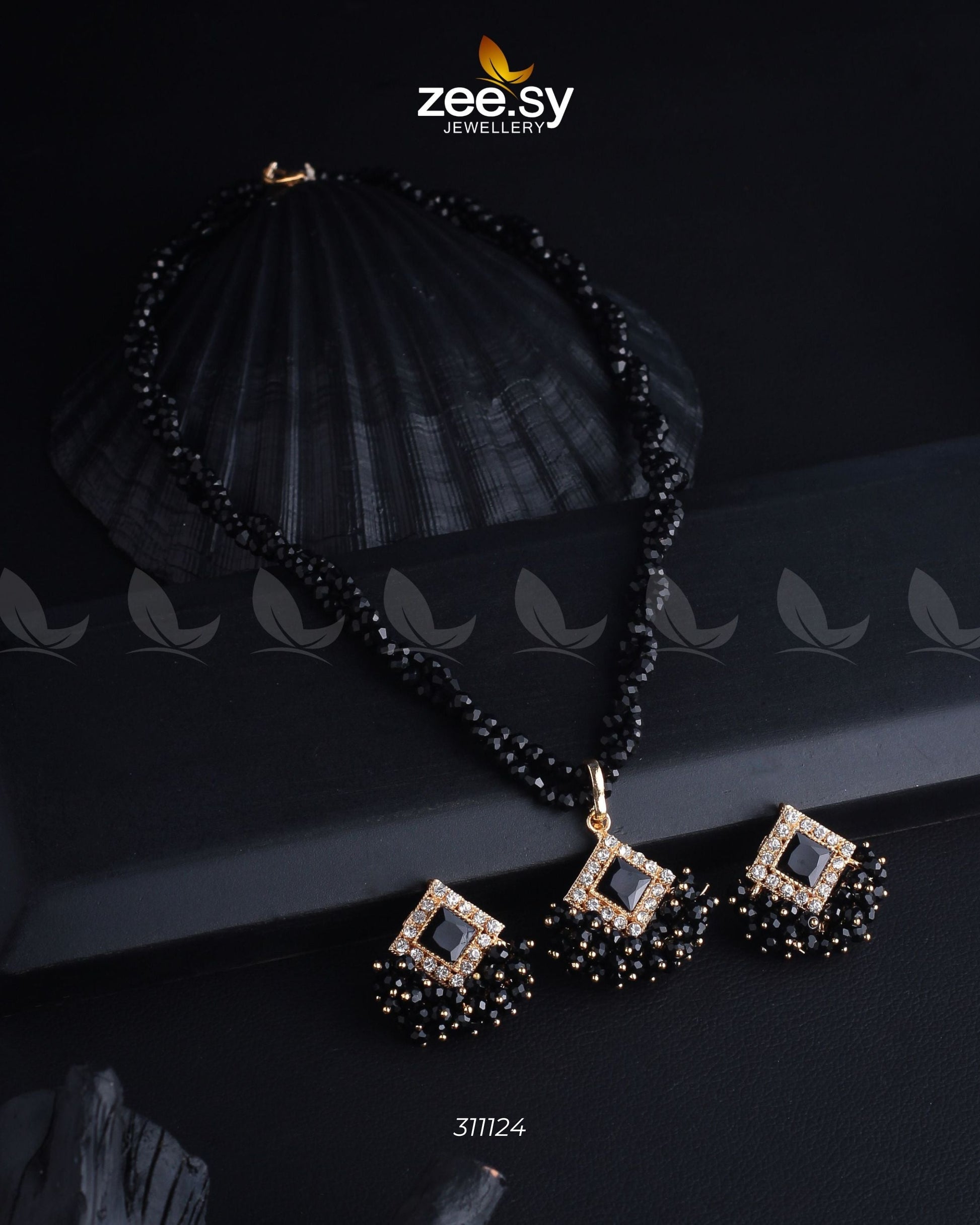 Pendant Necklace Golden Black