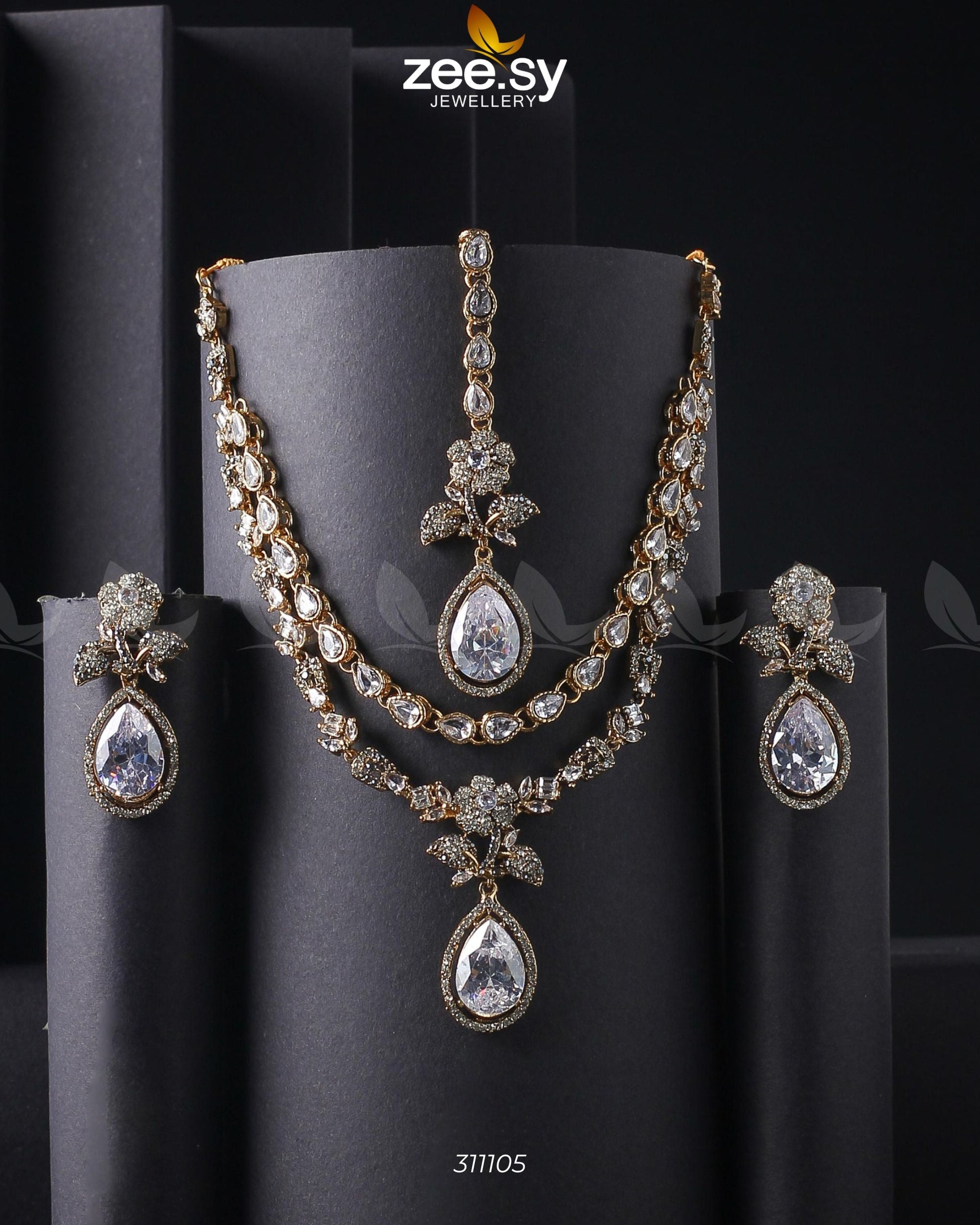 Amelia Necklace Set Golden White