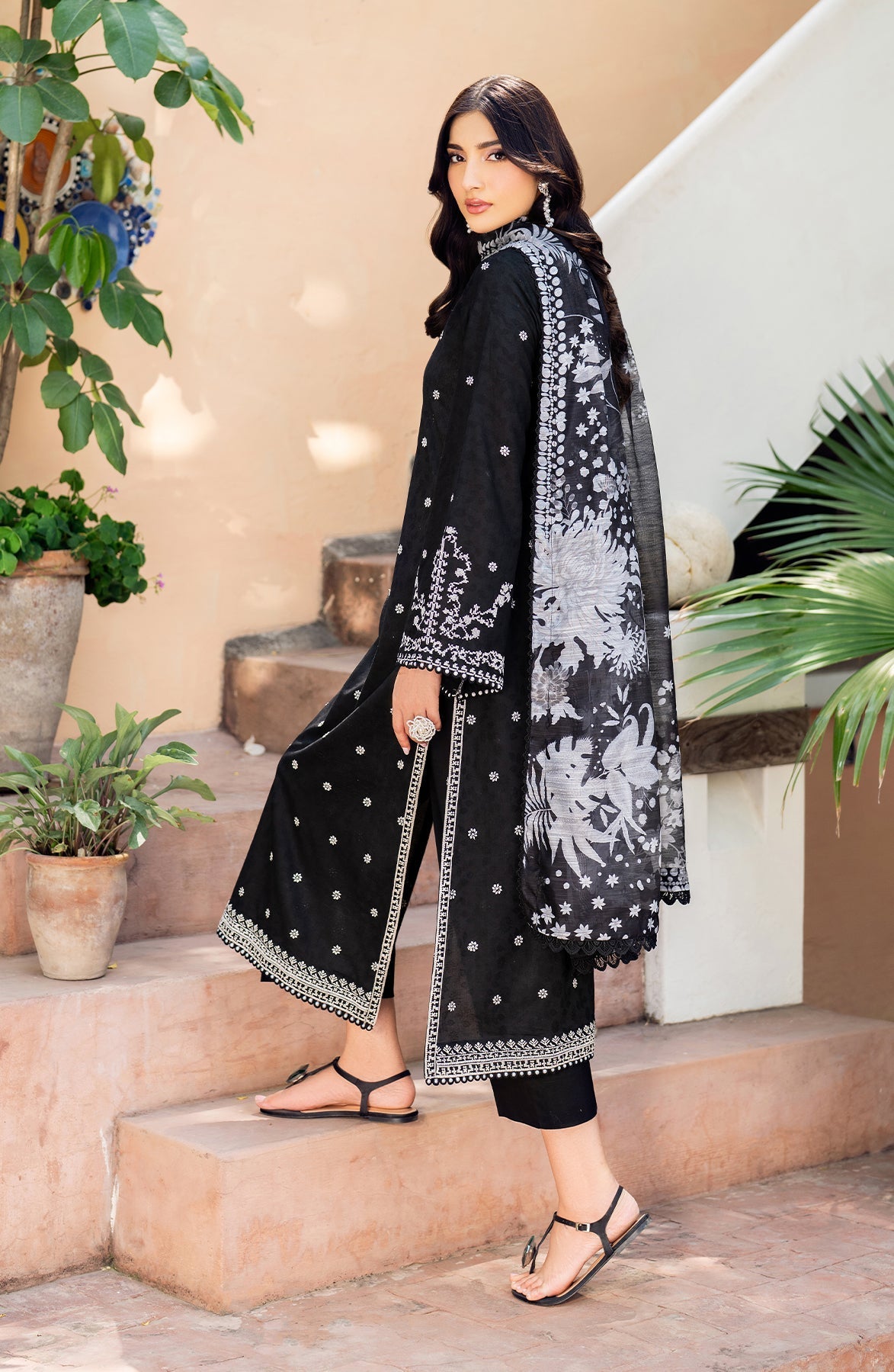 Zarif | Nura Textured Lawn 25 | MILHA S Black Lawn