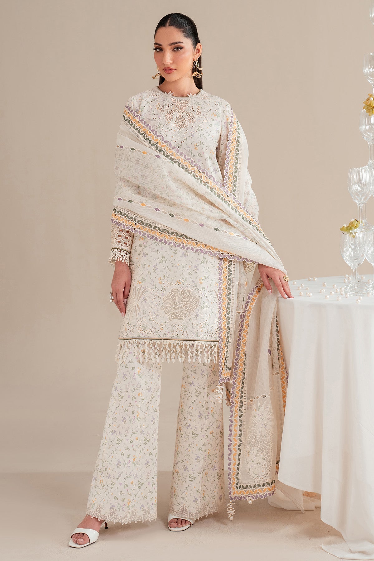 Jazmin | Iris Luxury Lawn 25 | IL'25-D09 XS Off White Lawn