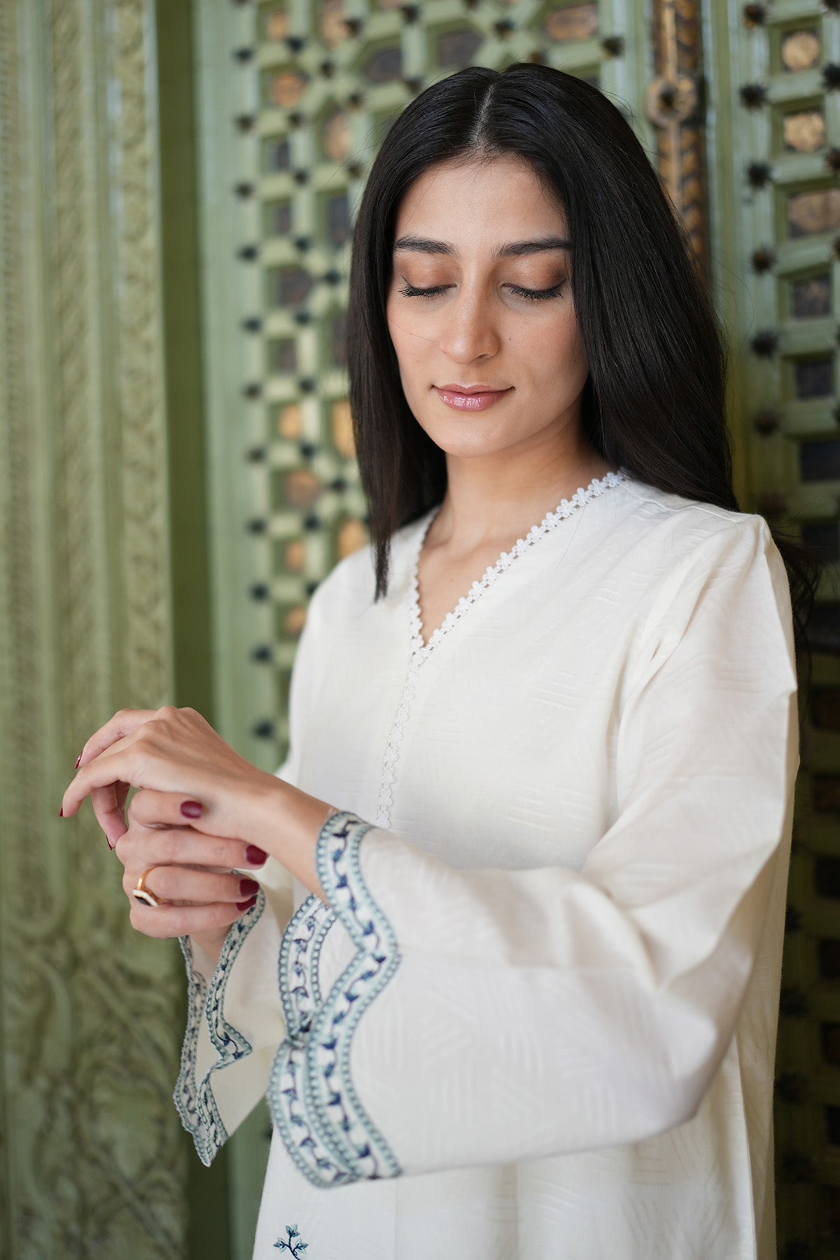 Sahar | Ready to Wear Basics | Dove'S Grace M White Self Jacquard