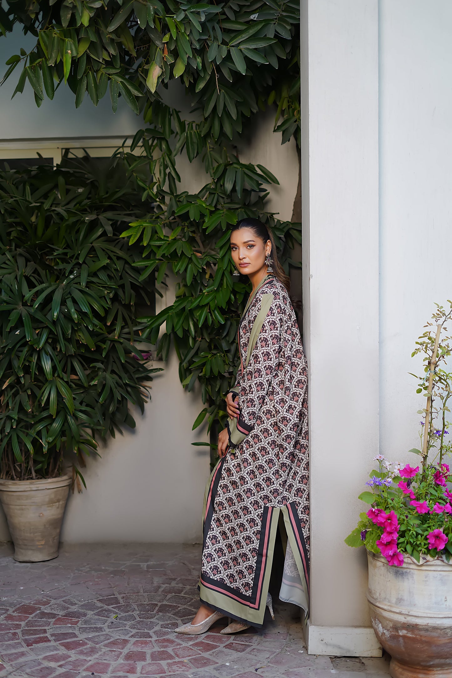 Erum Khan | Nue 25 | Mystic Charm XL Off White Grip Silk