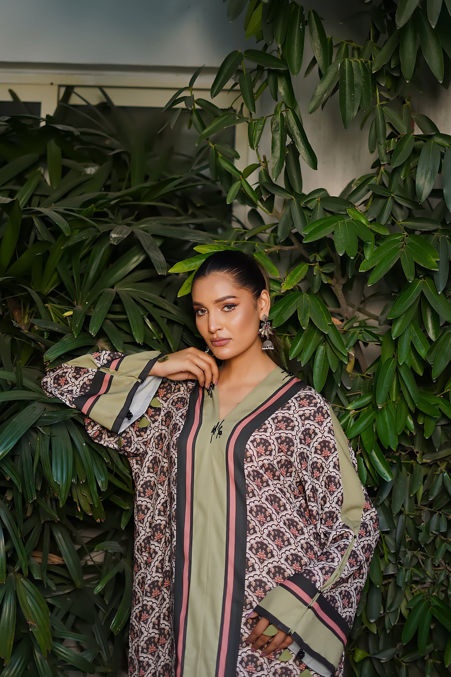 Erum Khan | Nue 25 | Mystic Charm M Off White Grip Silk
