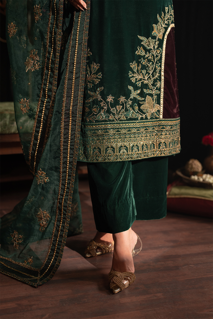 Iznik | Exclusive Velvet | IV-48 - Pakistani Designer Dress - by Iznik | Type: Formal - 100% Original at Saira Sultan