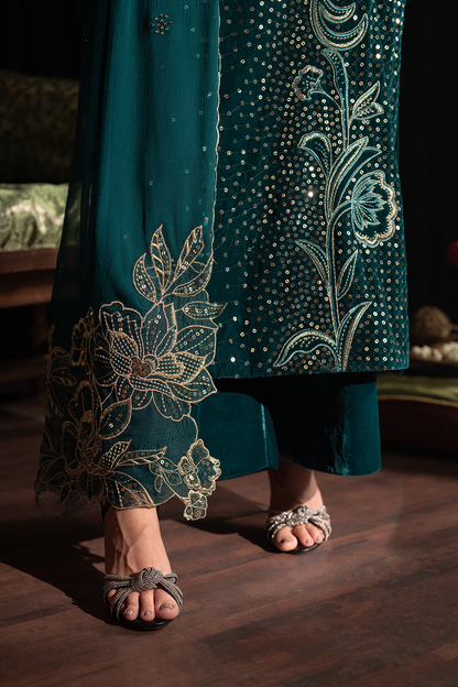 Iznik | Exclusive Velvet | IV-47 - Pakistani Designer Dress - by Iznik | Type: Ladies Clothes - 100% Original at Saira Sultan