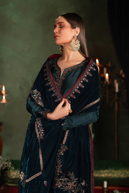 Iznik | Exclusive Velvet | IV-50 - Pakistani Designer Dress - by Iznik | Type: Ladies Clothes - 100% Original at Saira Sultan