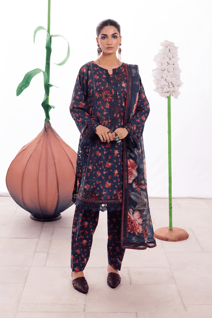 Iznik | Dahlia Embroidered Lawn | DL-07 - Pakistani Designer Dress - by Iznik | Type: Luxury - 100% Original at Saira Sultan