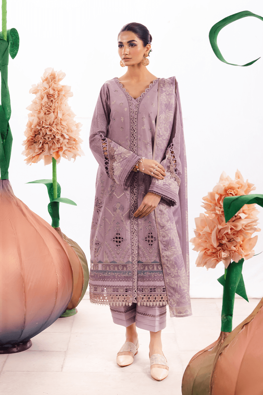 Iznik | Dahlia Embroidered Lawn | DL-04 - Pakistani Designer Dress - by Iznik | Type: Luxury - 100% Original at Saira Sultan