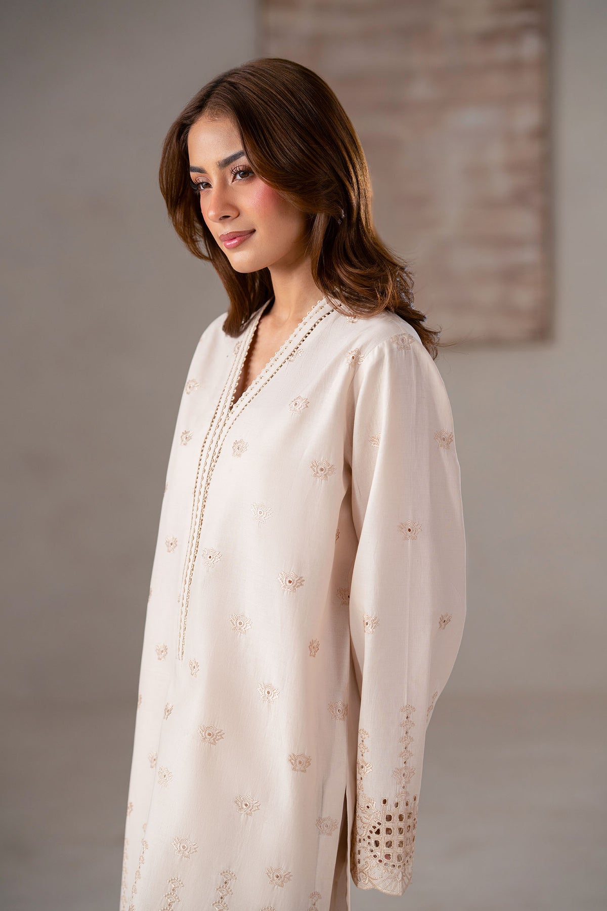 Akbar Aslam | Pret Lawn | Ivra L Off White Lawn