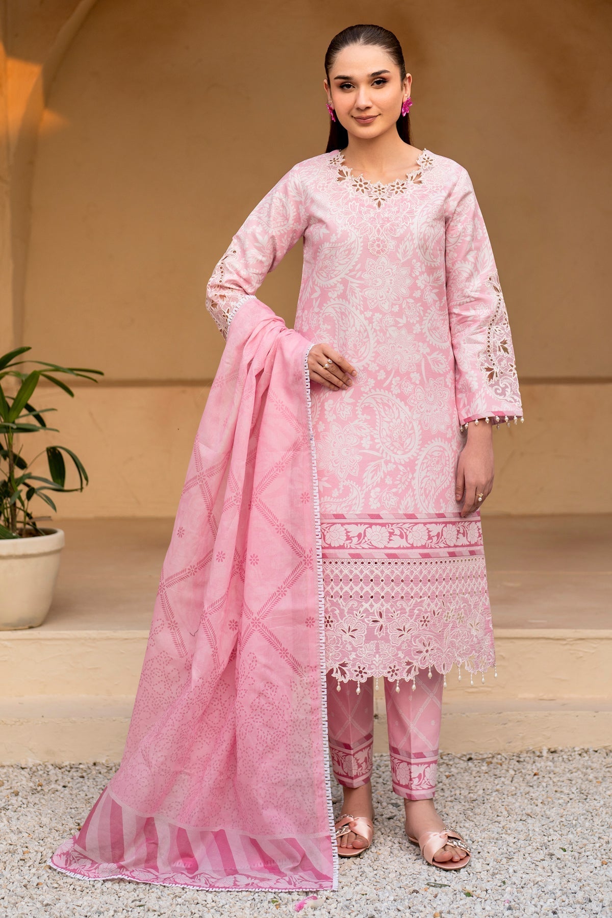 Alizeh | Levana Lawn | Perla L Light Pink Lawn