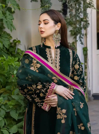 Zainab Chottani | Stitched Velvet 2022 | Pareeshay - Pakistani Designer Dress - by Zainab Chottani | Type: Formal - 100% Original at Saira Sultan