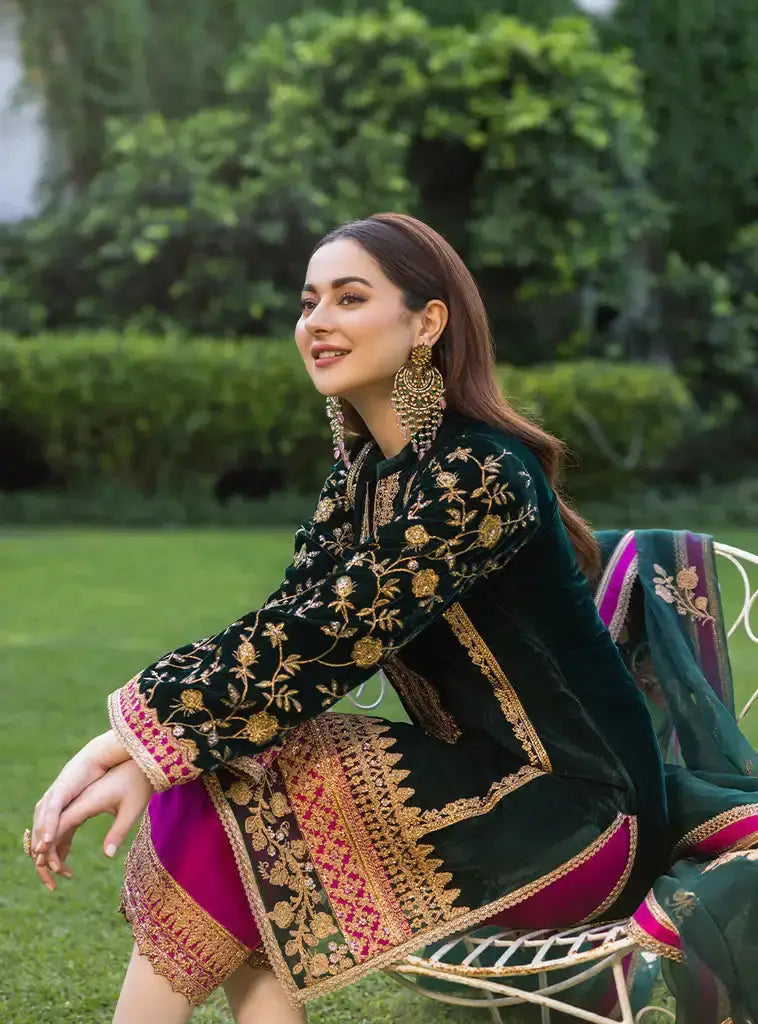 Zainab Chottani | Stitched Velvet 2022 | Pareeshay - Pakistani Designer Dress - by Zainab Chottani | Type: Formal - 100% Original at Saira Sultan