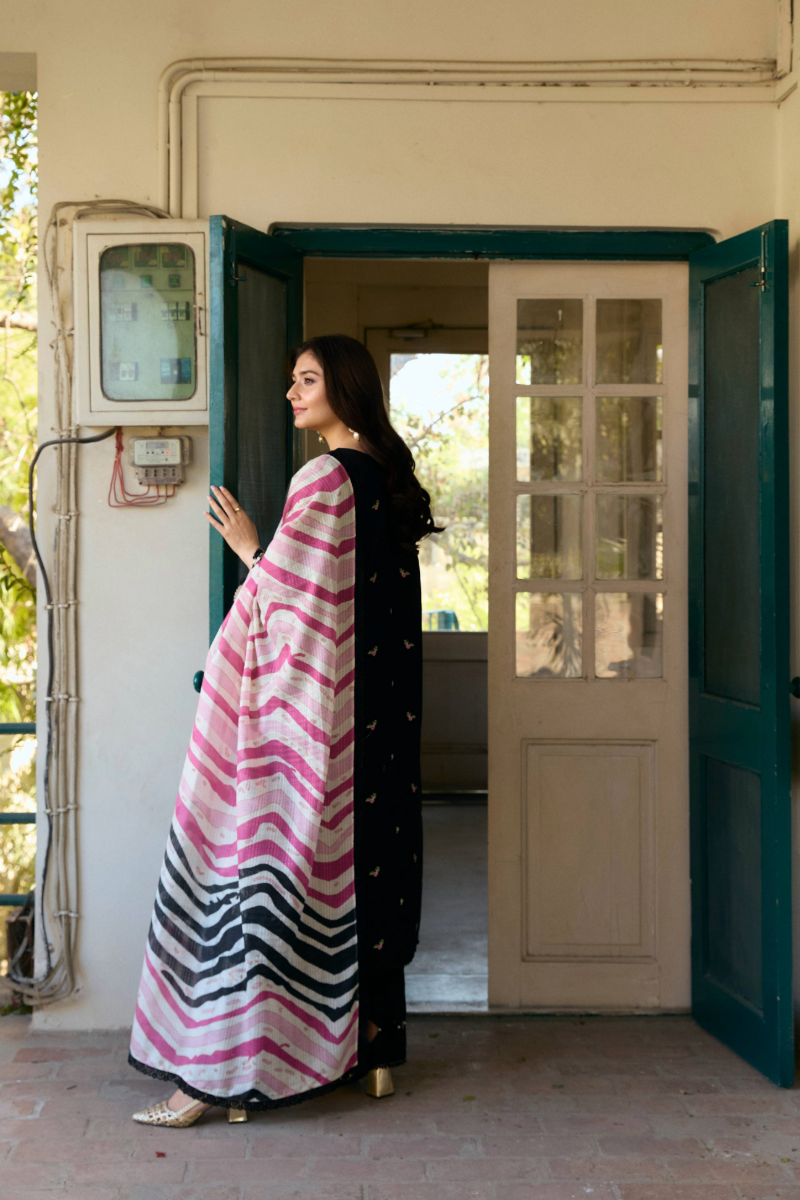 Manara | Vintage Flora 25 | LAILA S Black Lawn