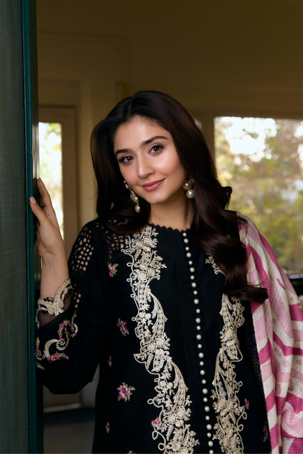 Manara | Vintage Flora 25 | LAILA L Black Lawn