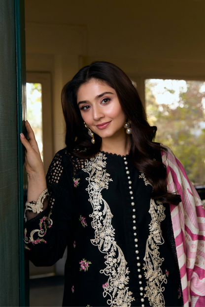 Manara | Vintage Flora 25 | LAILA L Black Lawn