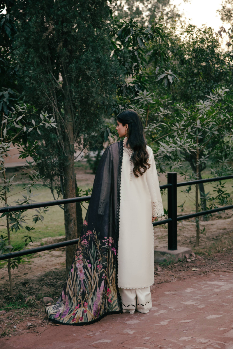 Manara | Vintage Flora 25 | SEHER S Ivory Lawn