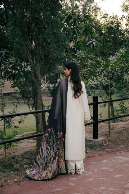 Manara | Vintage Flora 25 | SEHER S Ivory Lawn