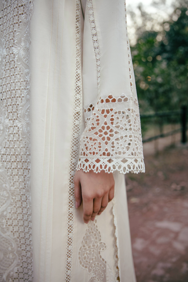 Manara | Vintage Flora 25 | SEHER L Ivory Lawn