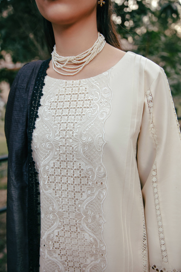 Manara | Vintage Flora 25 | SEHER M Ivory Lawn