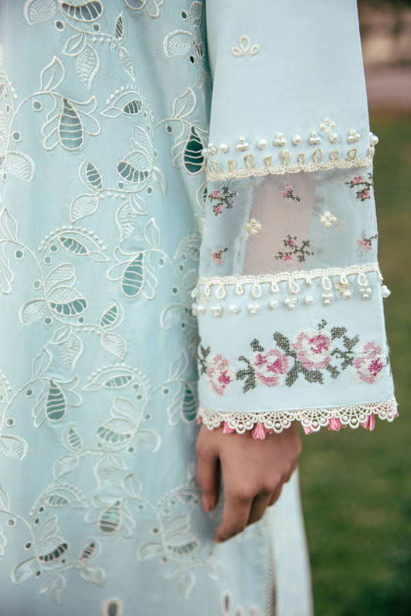 Manara | Vintage Flora 25 | SERENA XL Ice Blue Lawn