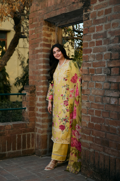 Manara | Vintage Flora 25 | LENA L Maize Yellow Lawn
