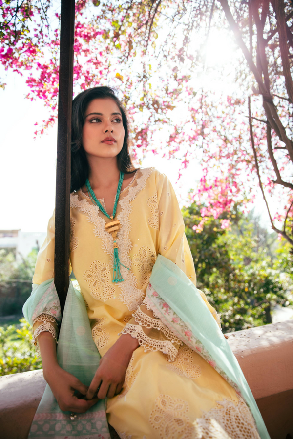 Manara | Vintage Flora 25 | NOOR XL Maize Yellow Lawn