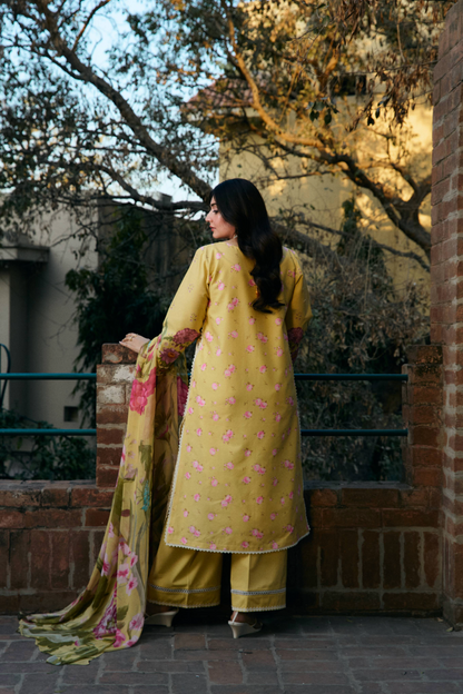 Manara | Vintage Flora 25 | LENA S Maize Yellow Lawn