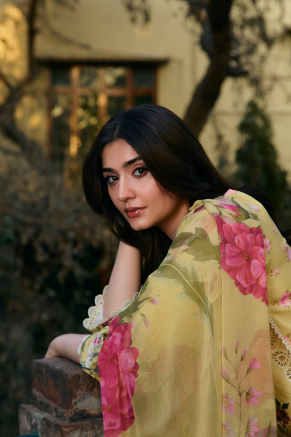 Manara | Vintage Flora 25 | LENA M Maize Yellow Lawn