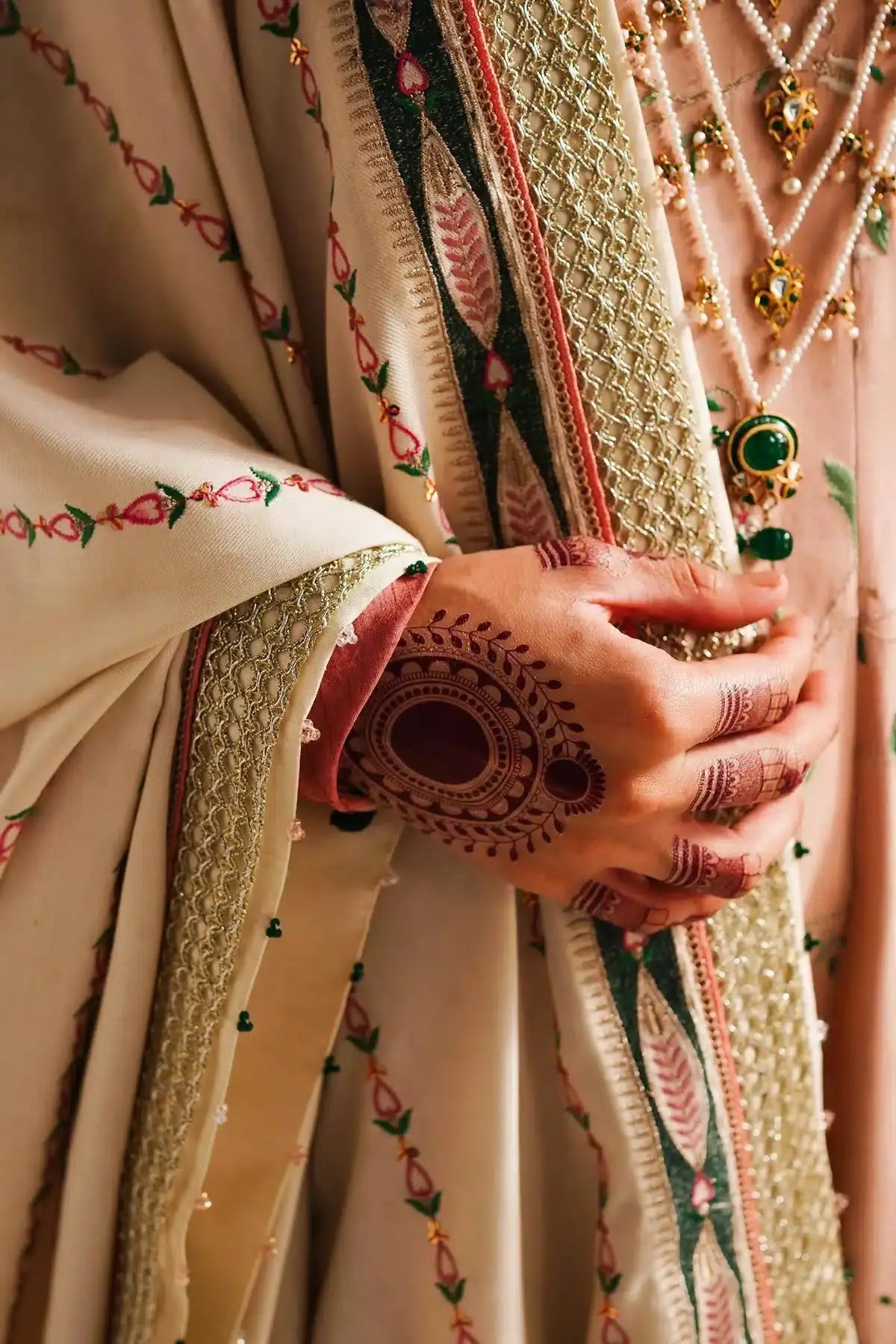 Zara ShahJahan | Winter Shawl 23 | WS23-D2 - Pakistani Designer Dress - by Zara Shahjahan | Type: Luxury - 100% Original at Saira Sultan