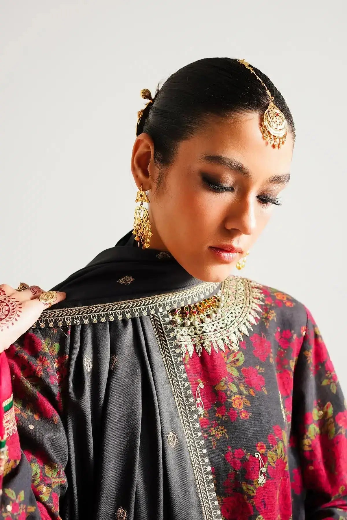 Zara ShahJahan | Winter Shawl 23 | WS23-D3 - Pakistani Designer Dress - by Zara Sahjahan | Type: Luxury - 100% Original at Saira Sultan